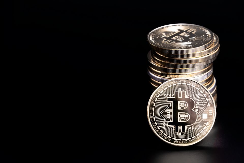 あなたの知らない暗号資産の陰と光暴騰暴落税務リスクが資産を呑み込む日